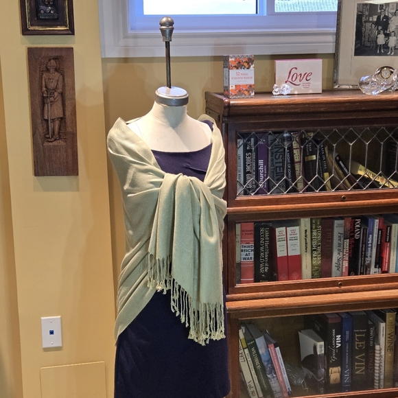 Pistachio Green Cashmere & Silk Blend Scarf/Shawl/Wrap - Picture 5 of 12
